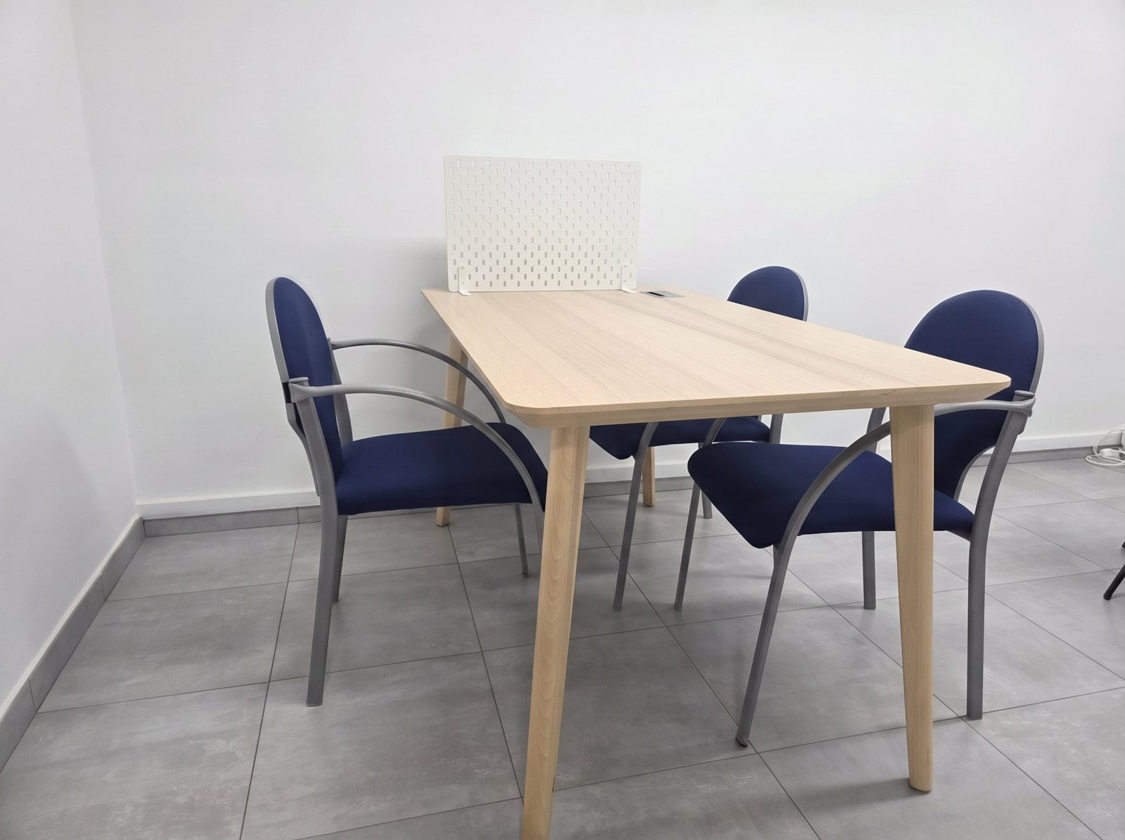 Mesa de reuniones de la sala pequeña