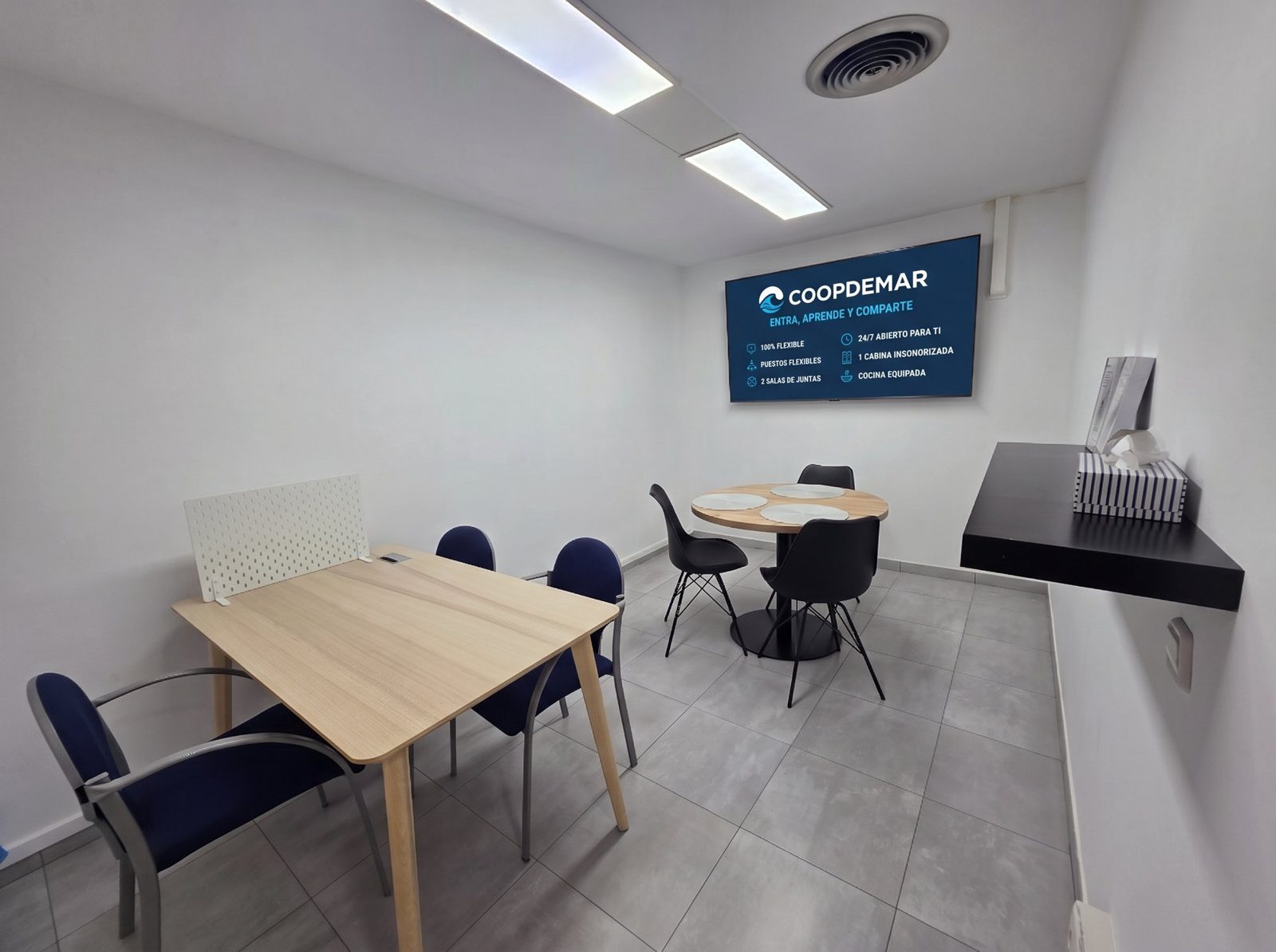 Sala de juntas pequeña con pantalla