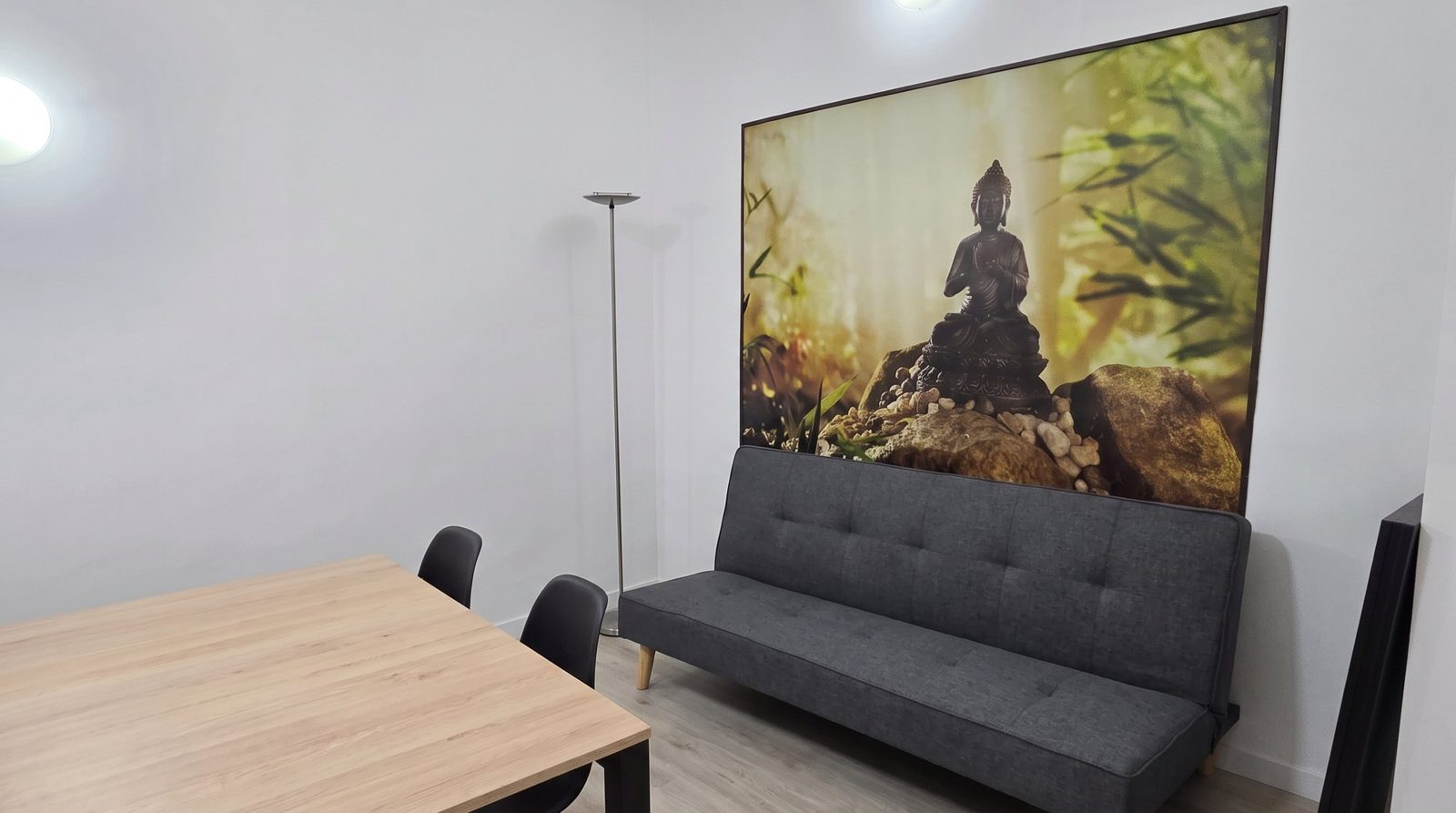 Sala de juntas grande con sofá